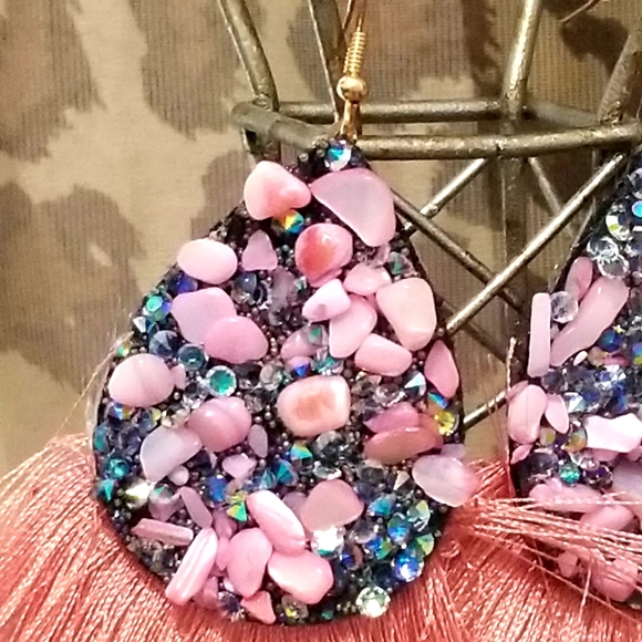 3/$30☘️Boho Chic Pink Fringe Stone Earrings New - Picture 2 of 5
